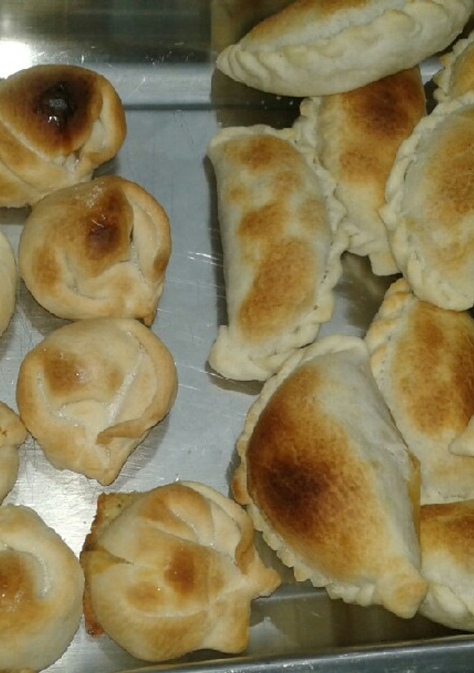 Una foto de Empanadas Salteñas: Queso picante y Carne (mi versión)