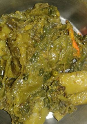 A picture of Palak with mix vegetable.