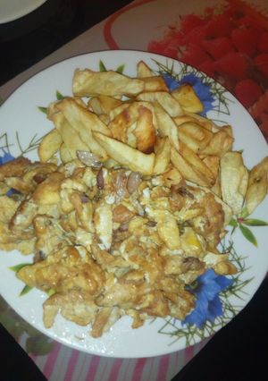 A picture of Fried potatoes nd egg.