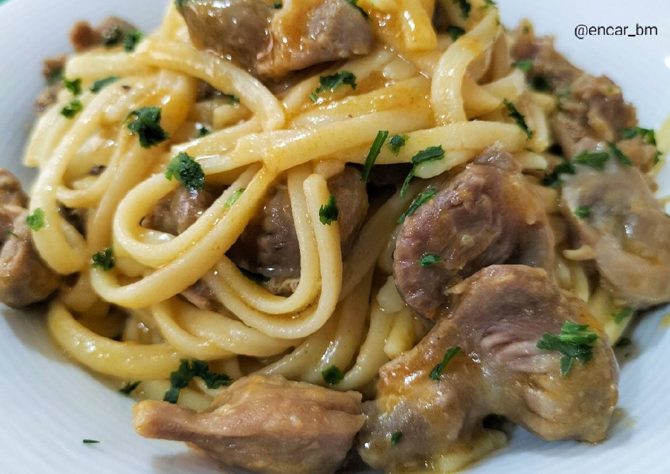 Tallarines con mollejas y salsa brava