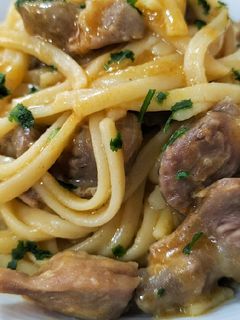 Una foto de Tallarines con mollejas y salsa brava