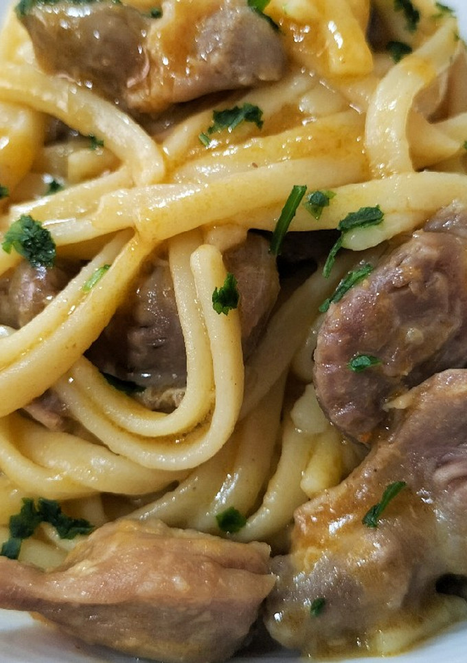 Una foto de Tallarines con mollejas y salsa brava