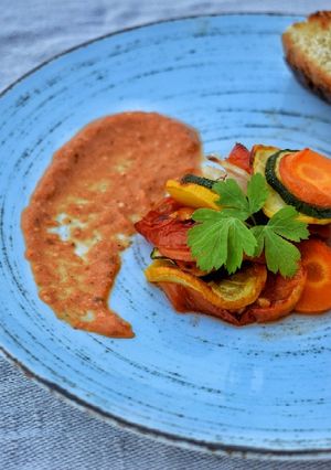 Foto di Ratatouille estiva con salsa romesco
