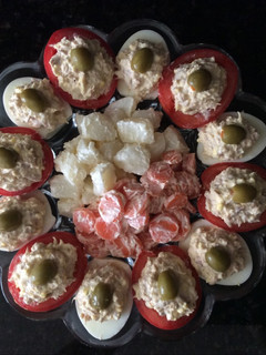 Una foto de Tomates y huevos rellenos