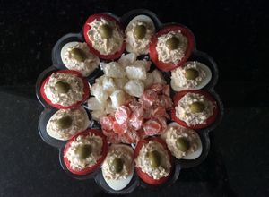 Una foto de Tomates y huevos rellenos