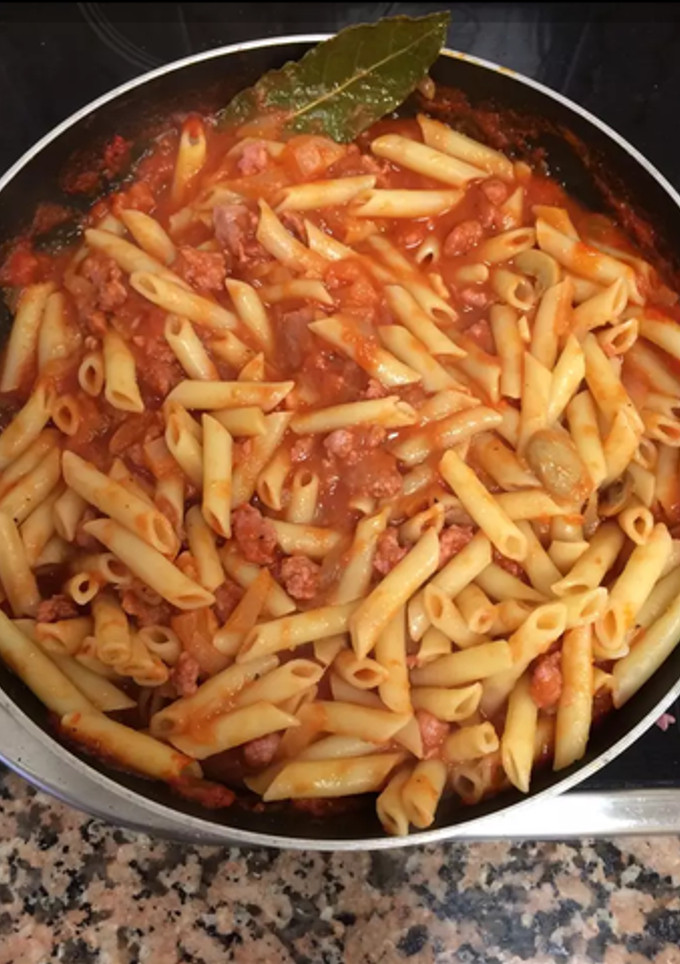Una foto de Macarrones con salchicha fresca