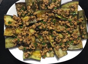 Hình của món Cà tím áp chảo sốt thịt băm.