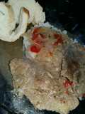 Bifes a la criolla con timbal de arroz blanco