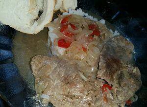 Una foto de Bifes a la criolla con timbal de arroz blanco
