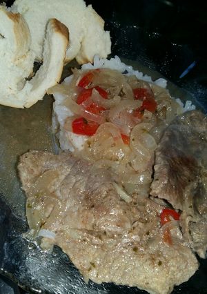 Una foto de Bifes a la criolla con timbal de arroz blanco