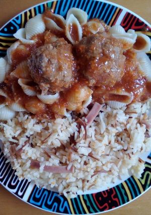 Una foto de Pastas con albóndigas