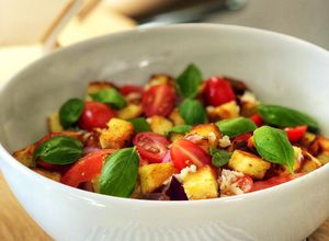 Foto principal de Ensalada panzanella típica de la toscana italiana