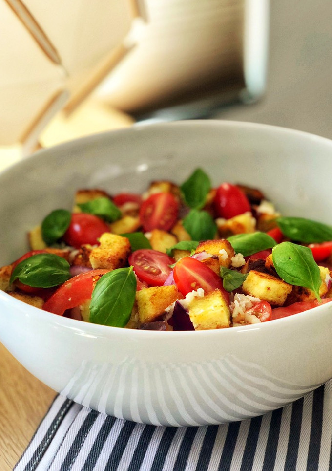 Una foto de Ensalada panzanella típica de la toscana italiana