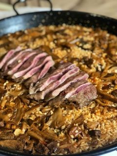 Una foto de Arroz con presa ibérica y boletus