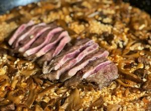 Una foto de Arroz con presa ibérica y boletus