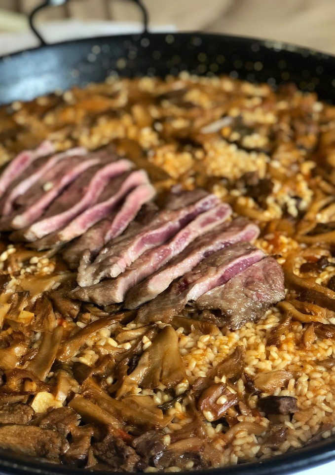 Una foto de Arroz con presa ibérica y boletus