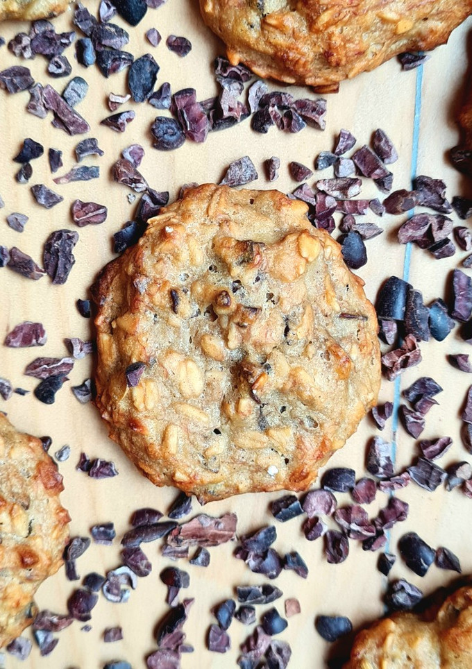 Una foto de Galletas de avena y banana con nibs de cacao 🥣 sin azúcares 🥚 sin edulcorantes 🥛 sin balanza