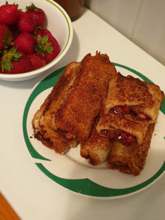 Una foto de Pan de molde enrollado con chocolate y fresa