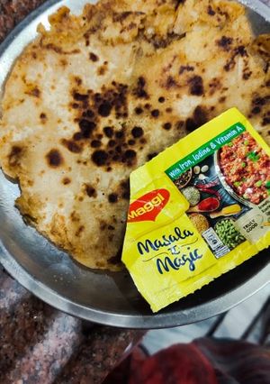 आलू का पराठा विद मैगी मसाला (aloo ka paratha with maggi masala recipe in Hindi) रेसिपी मुख्य फोटो