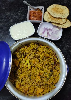 A picture of Vegetable pulao in pressure cooker.