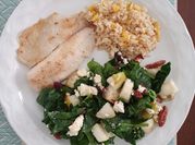 Una foto de ensalada espinaca con pera