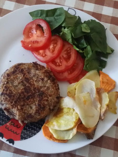 Una foto de Hamburguesa vegana con espinacas frescas
