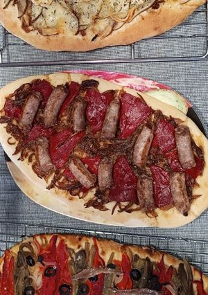 Una foto de Coca de Recapta 2: Butifarra, Cebolla Caramelizada y Pimientos del Piquillo