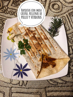 Una foto de Rapiditas con masa casera, rellenas de pollo y verduras