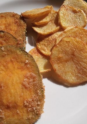 Una foto de Milanesas de zapallitos con papas españolas