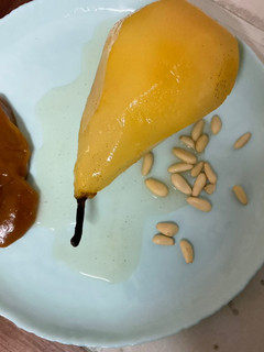 Una foto de Peras con salsa toffee