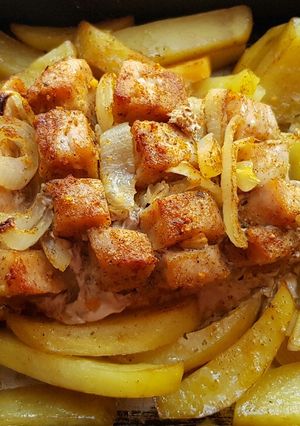 Hagymás sült karaj krumpli ágyon recept fotója