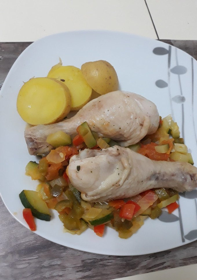 Una foto de Muslitos de pollo con verduras