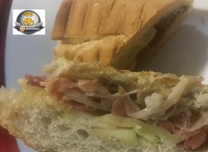 Una foto de Panini de jamón serrano y manzana verde