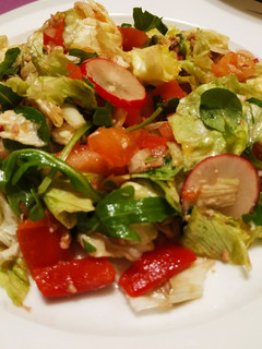 Una foto de Ensalada con mozzarella y rabanitos