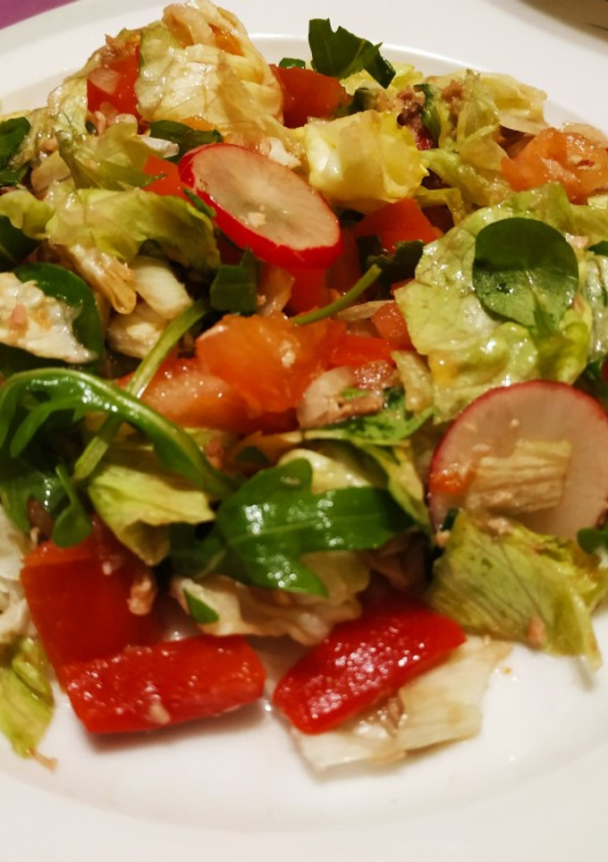 Una foto de Ensalada con mozzarella y rabanitos