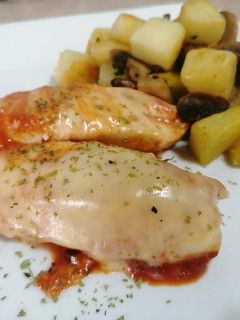 Una foto de Pollo napolitano con papas salteadas