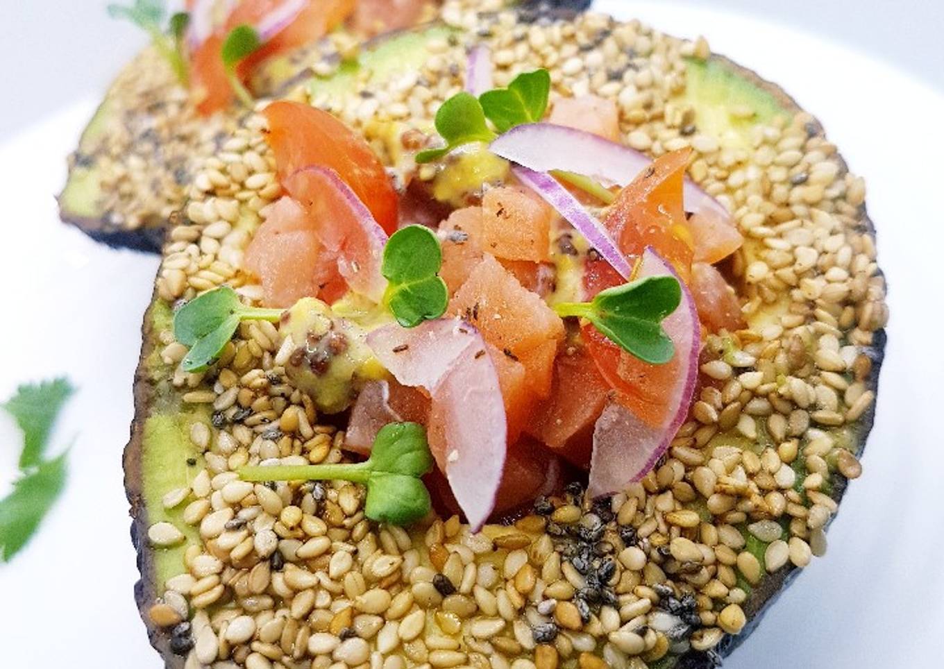 Aguacate relleno de salmón