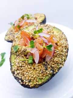 Una foto de Aguacate relleno de salmón