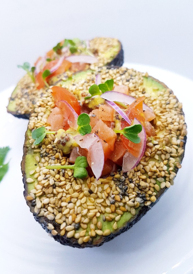 Una foto de Aguacate relleno de salmón