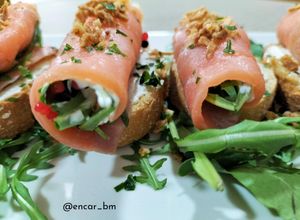 Una foto de Rollito de salmón con rúcula, huevas y queso Skyr
