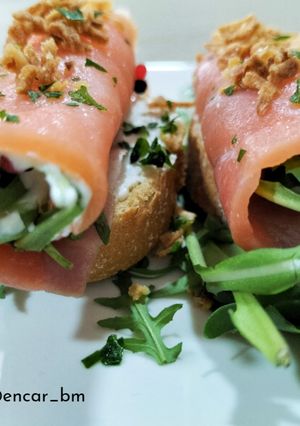 Una foto de Rollito de salmón con rúcula, huevas y queso Skyr