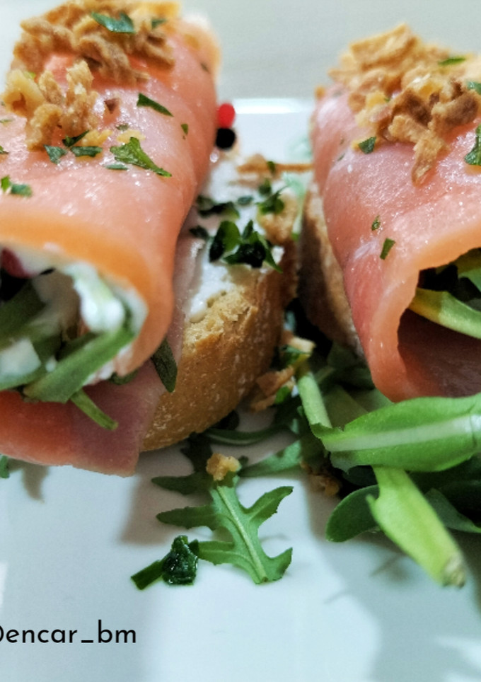 Una foto de Rollito de salmón con rúcula, huevas y queso Skyr