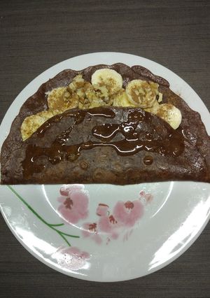Zdjęcie przepisu Pełnoziarnisty naleśnik z bananem, orzechami, cynamonem i miodem.