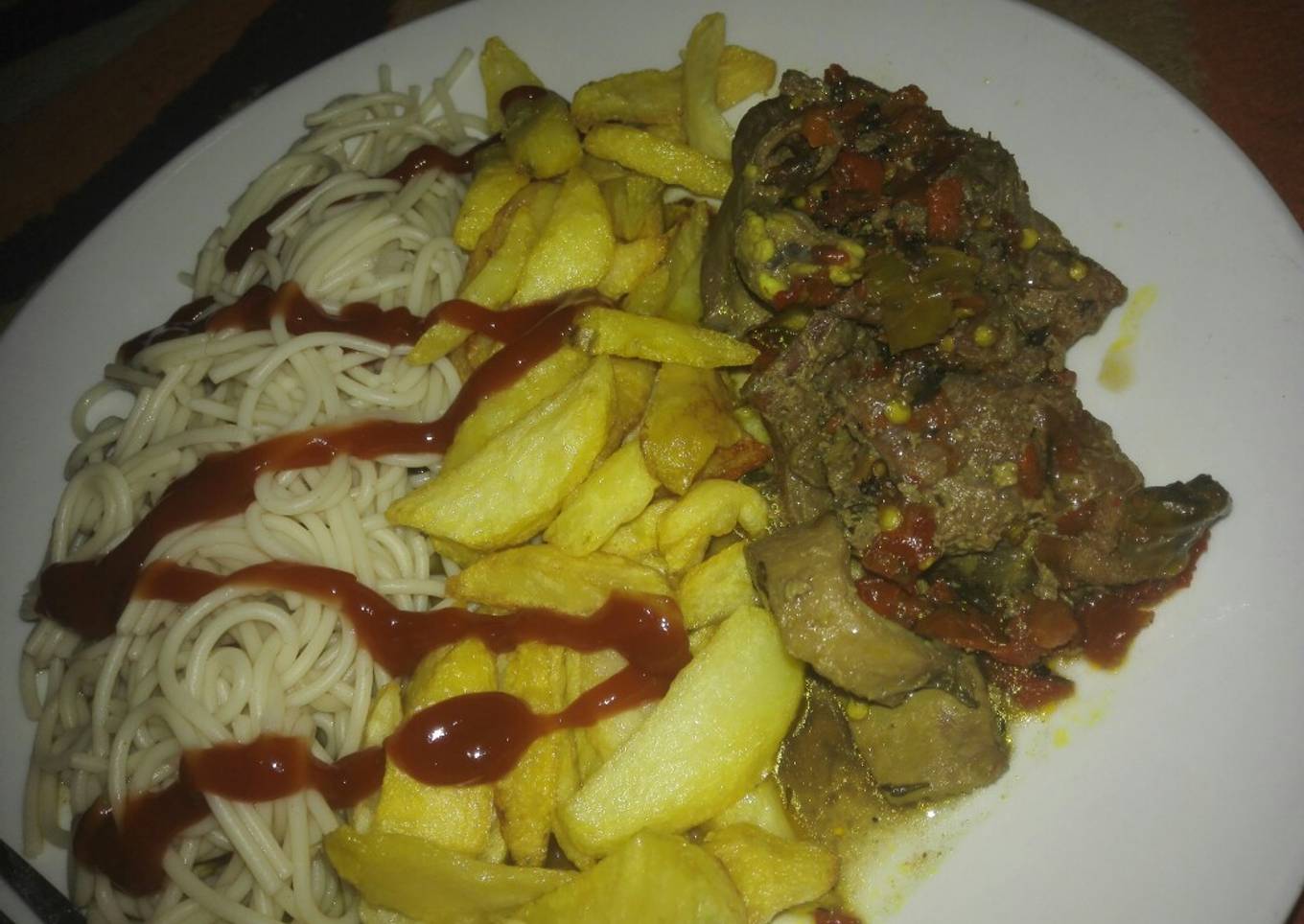 Pasta with fries and peppered meat sauce