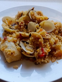 Una foto de Arroz con merluza y almejas
