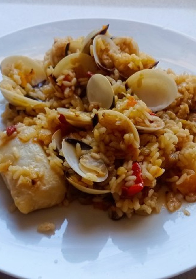 Una foto de Arroz con merluza y almejas