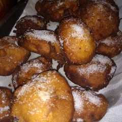 A picture of Buñuelos de pan, rápidos económicos y rendidores 😋😋.