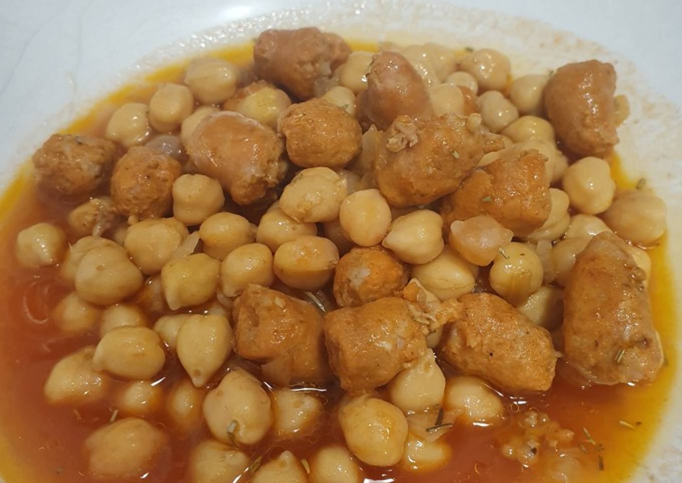 Garbanzos caldosos con longaniza roja