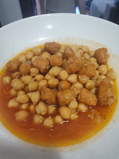 Una foto de Garbanzos caldosos con longaniza roja