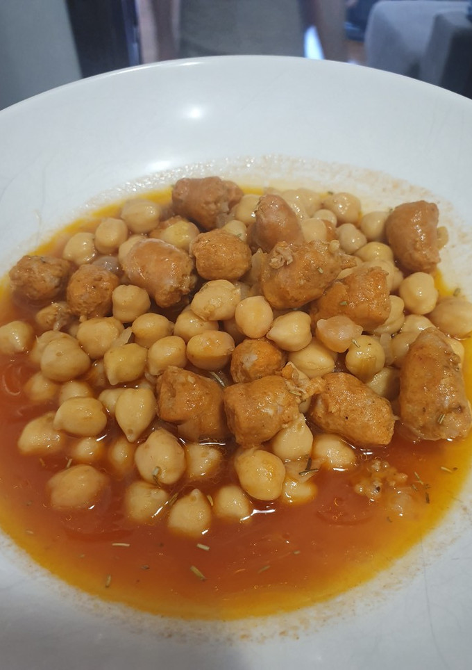 Una foto de Garbanzos caldosos con longaniza roja